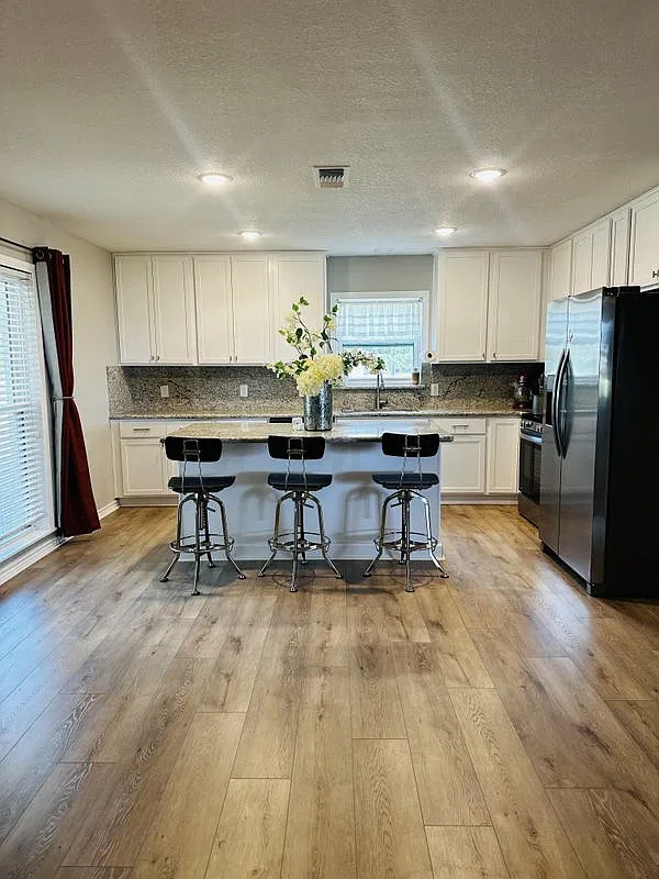 3 bed, 2.0 bath, 1508 sqft, $2,300 — Photo 1