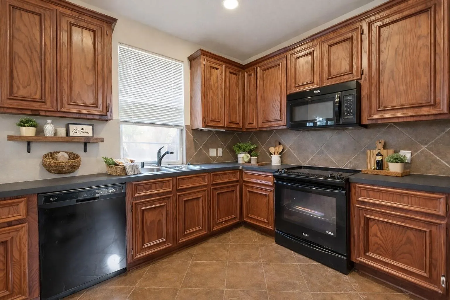 2 bed, 2.5 bath, 1448 sqft, $1,800 — Photo 4