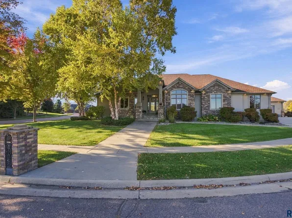 2701 W Dalston Cir, Sioux Falls, SD 57108