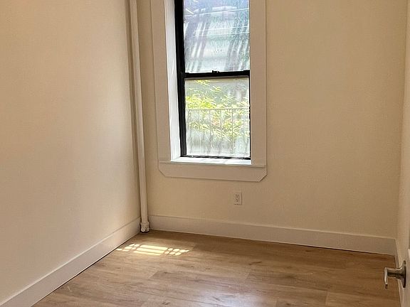 4th image of 37-27 Crescent St #25