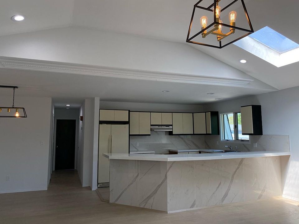 2nd image of 81 Manorhaven Blvd