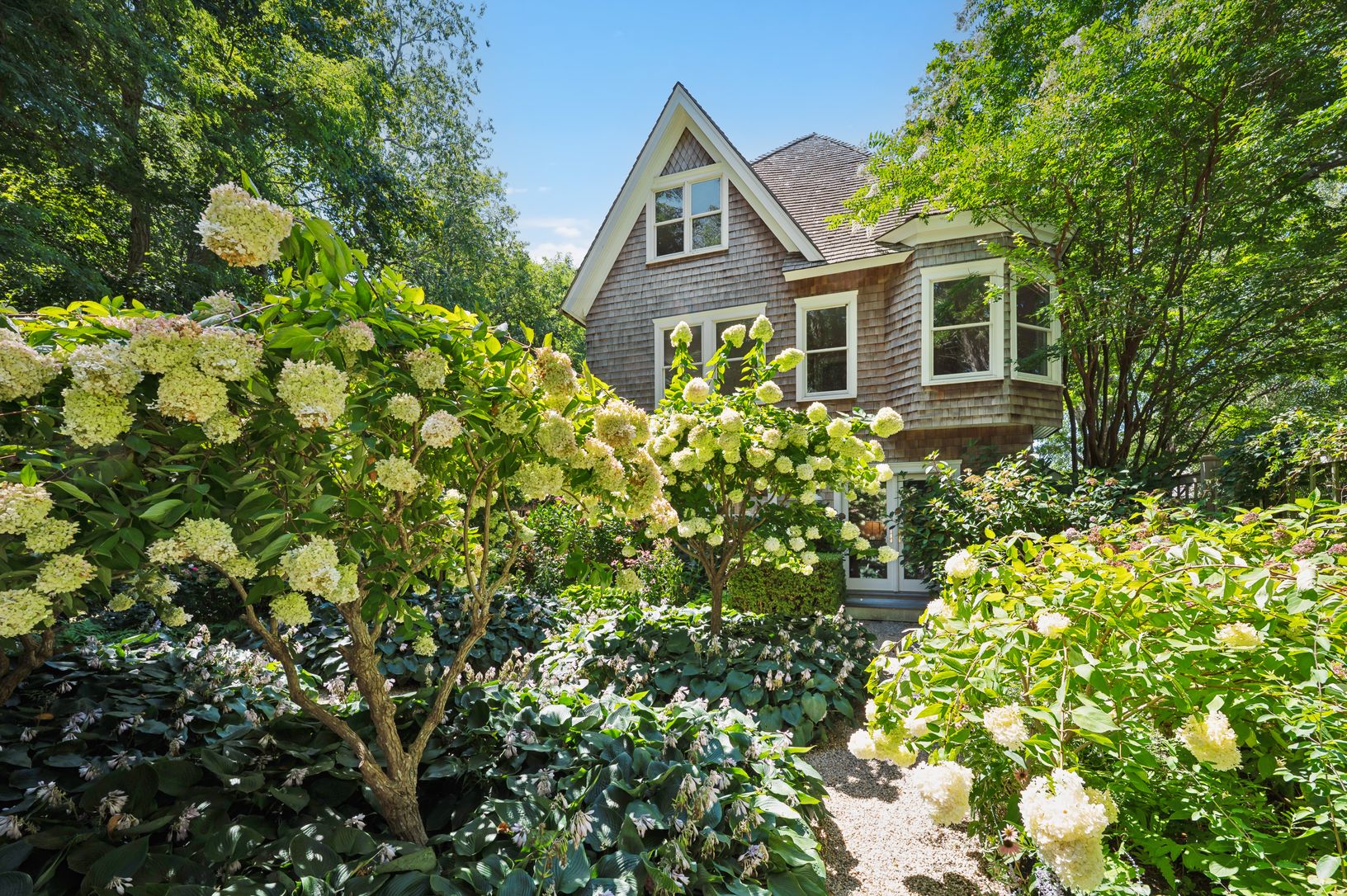  Gardens that frame the architecture