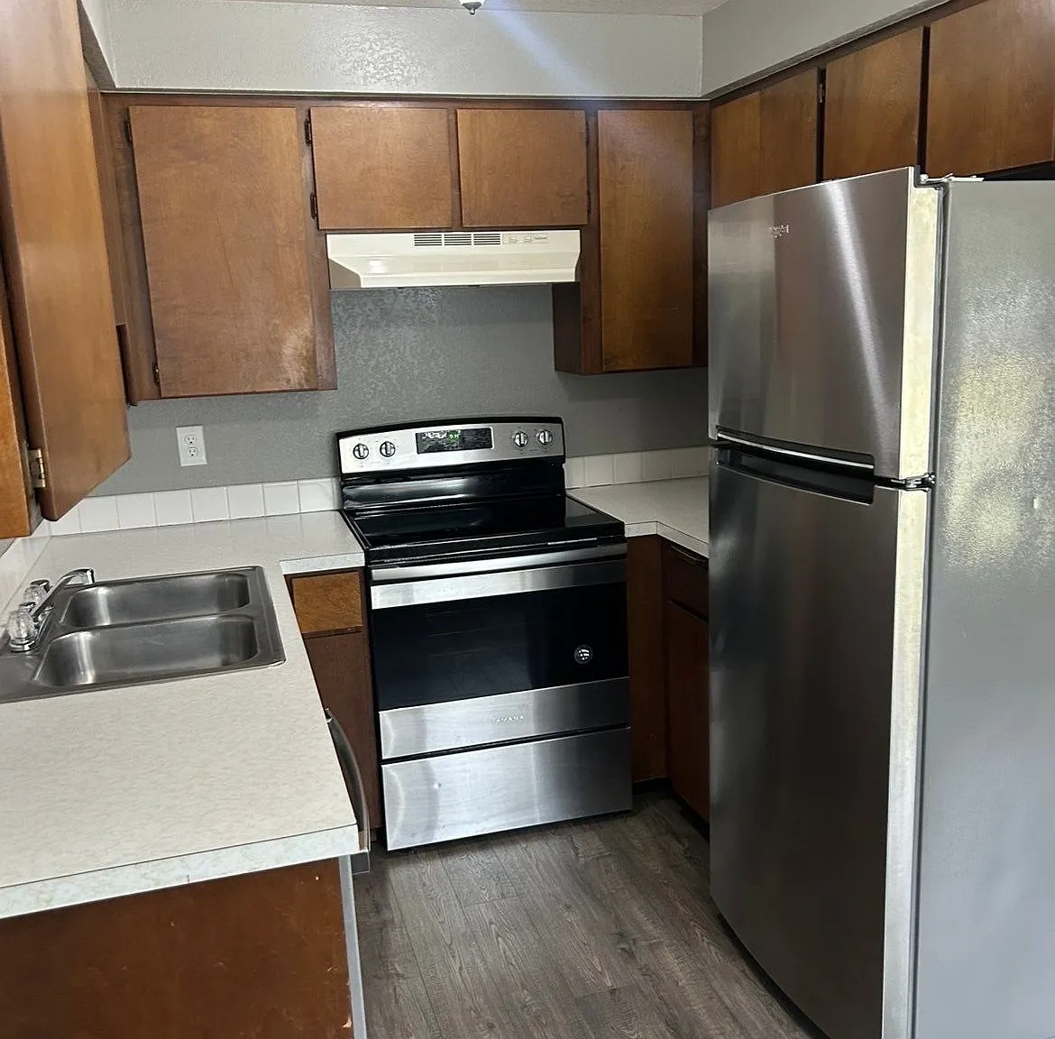 Clean and convenient apartment located in a duplex in a tranquil neighborhood in Deer Park. — Photo 2
