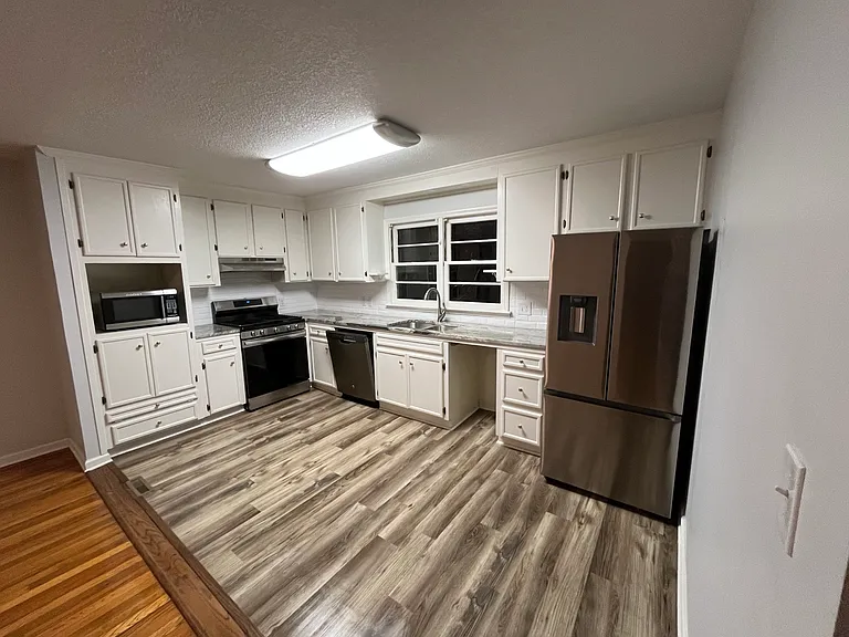 187 E Walnut St — Photo 13