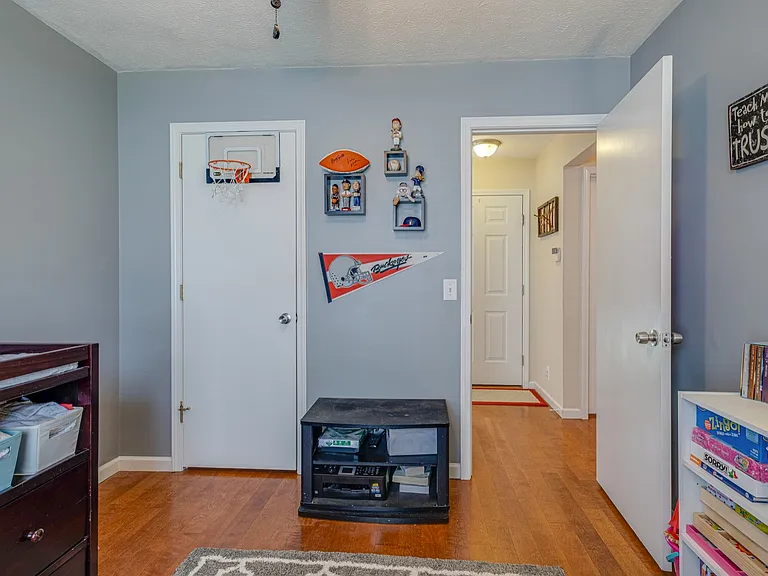 4002 Farmingham Woods Dr — Photo 16