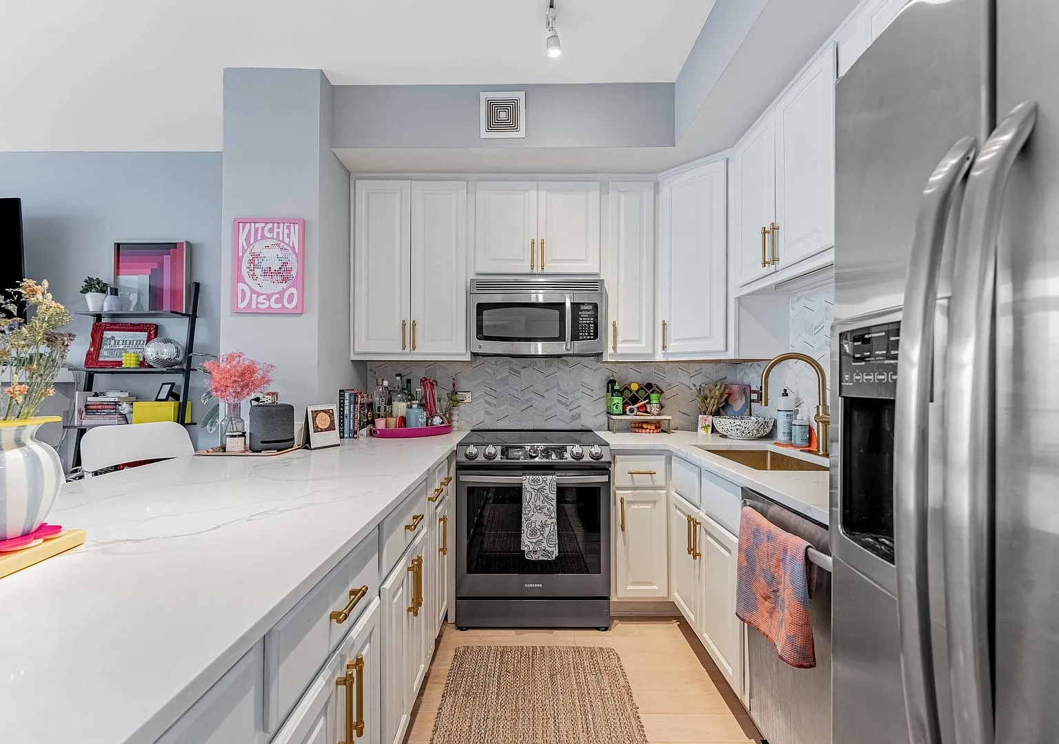 1 bed, 900 sqft, $2,700 — Photo 3