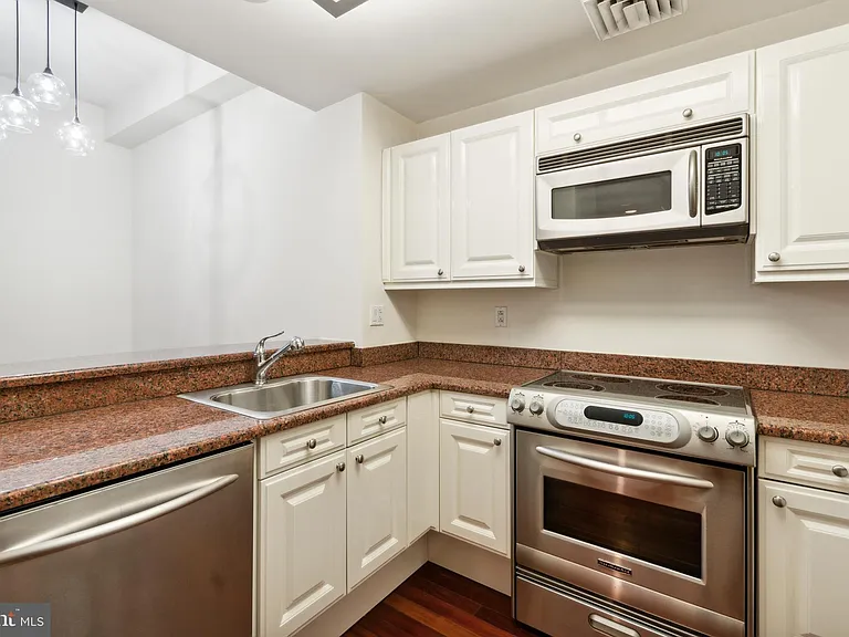 1500 Chestnut St #-4H — Photo 11