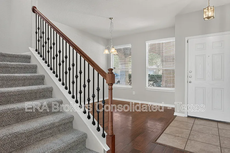 3 bed, 2.0 bath, 2139 sqft, $2,000 — Photo 2