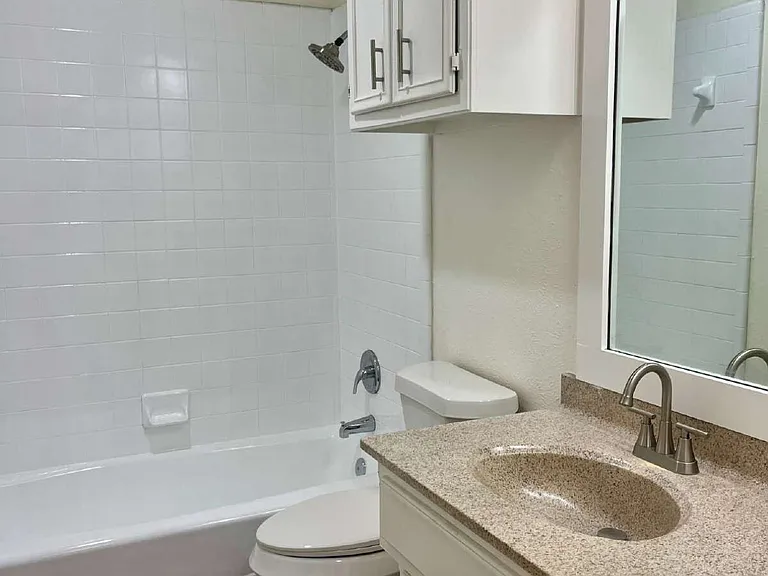 9610 Elmwood Ave #B — Photo 12