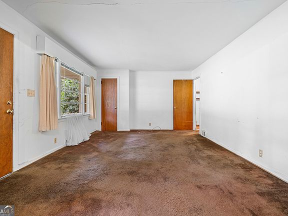 5th image of 2592 Woodridge Dr
