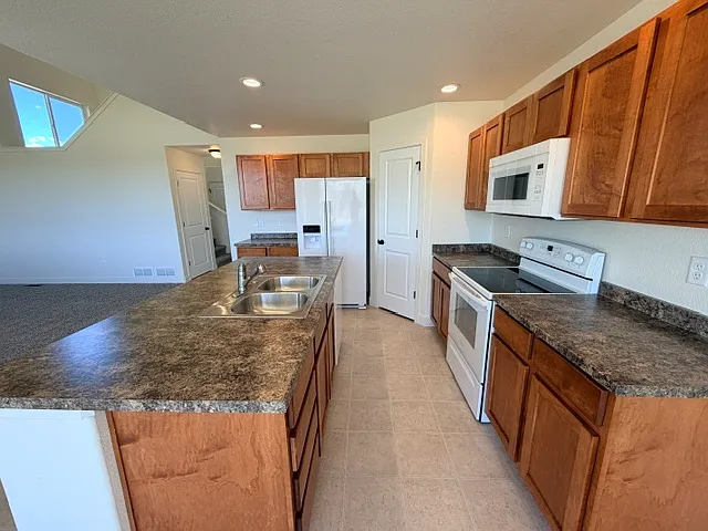3 bed, 2788 sqft, $3,000 — Photo 3