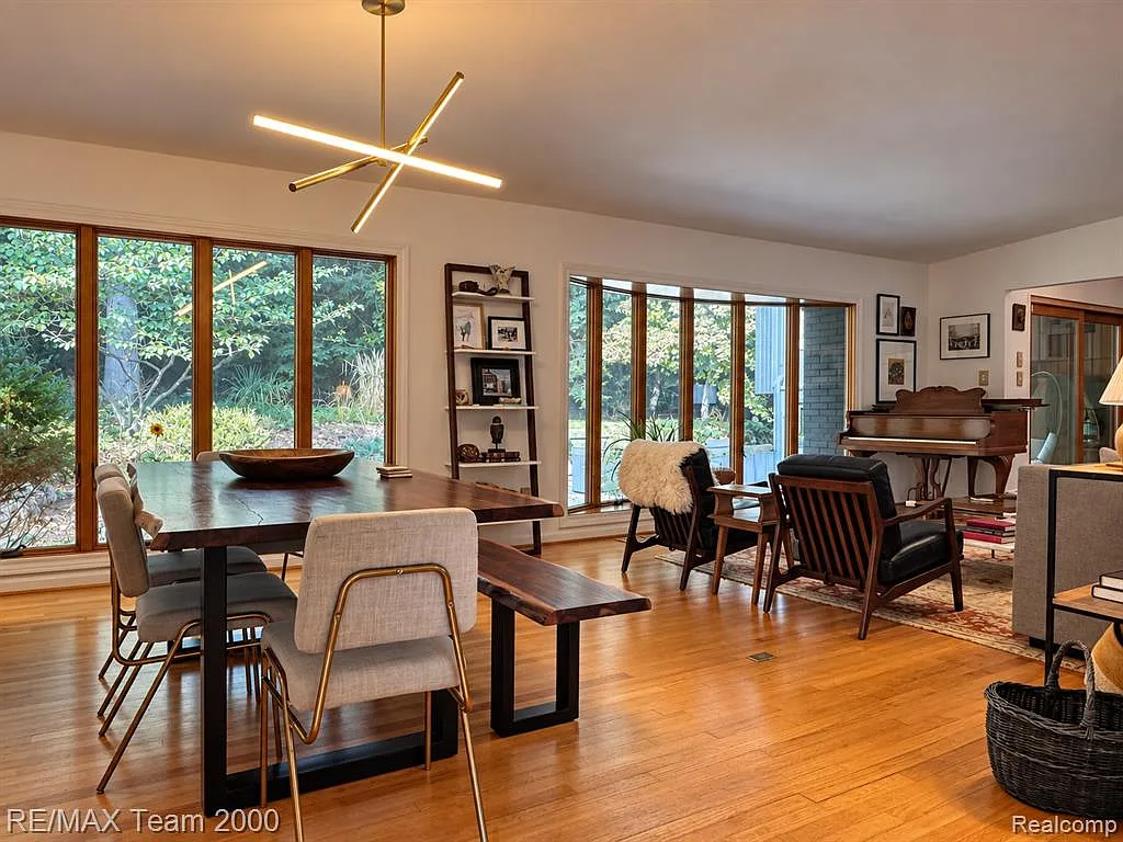 4 bed, 3.0 bath, 3500 sqft, $5,499 — Photo 4