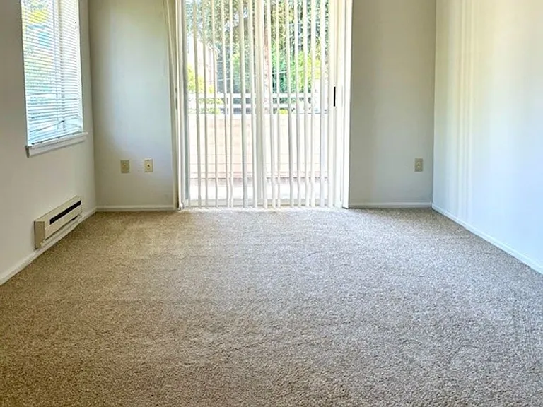 Bellevue Heights Apartments — Photo 18