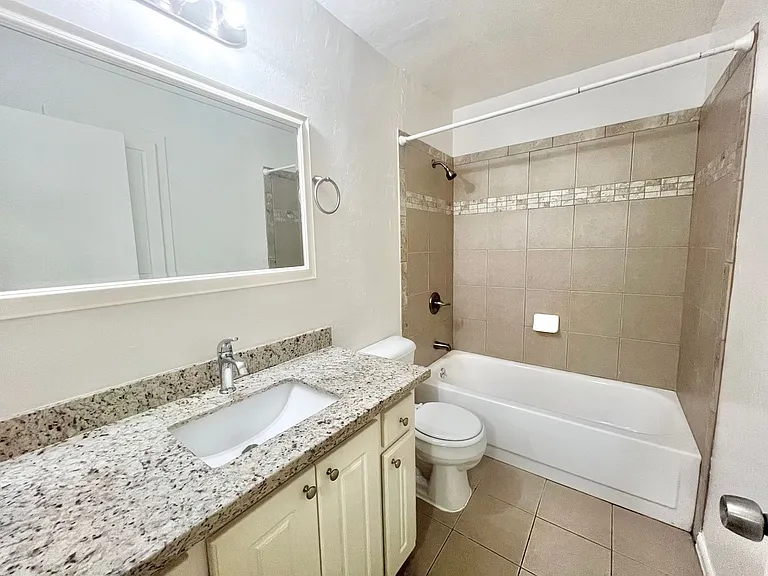 2809 H St #15 — Photo 8