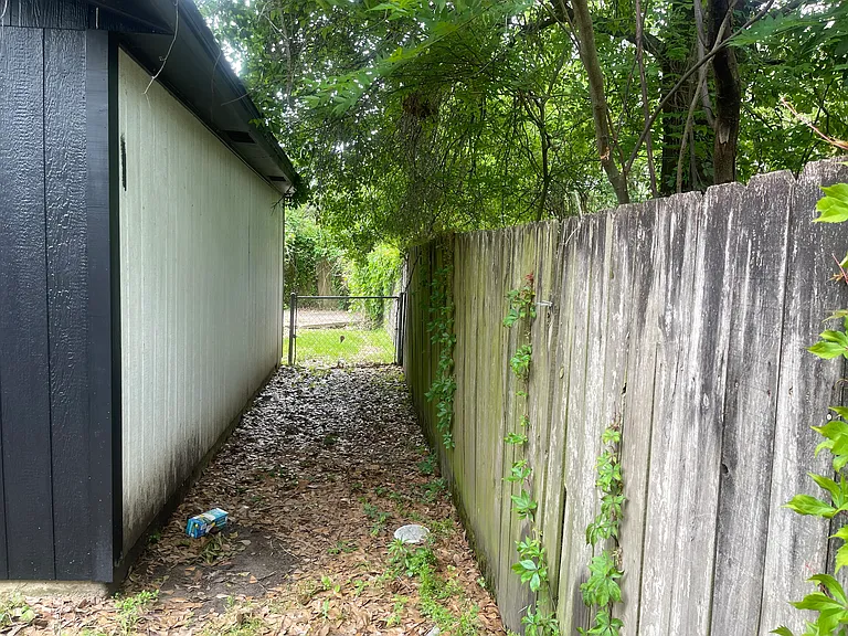 Gladys Ave — Photo 25