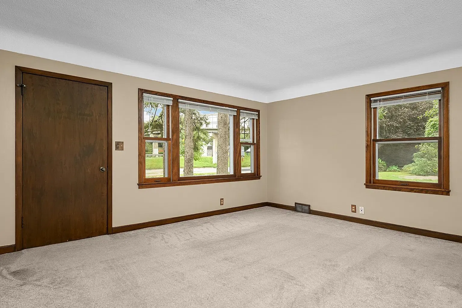 3 bed, 1.5 bath, 2200 sqft, $1,975 — Photo 2