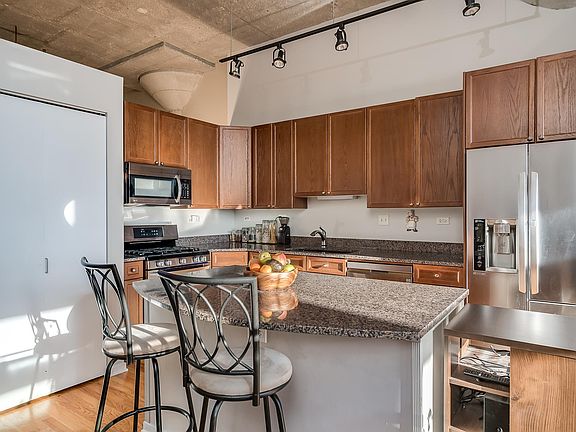3rd image of 900 N Kingsbury St #70