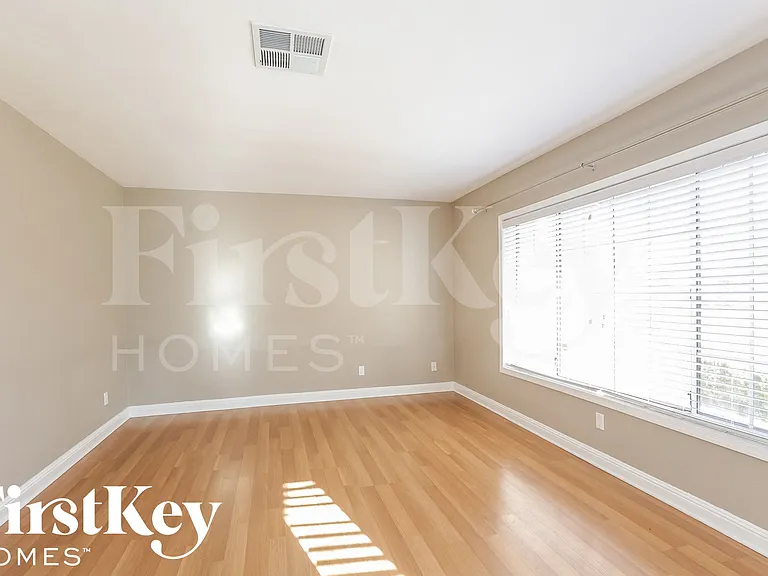 7366 W Jenan Dr — Photo 3