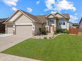 2744 Heritage Dr, Minot, ND 58703