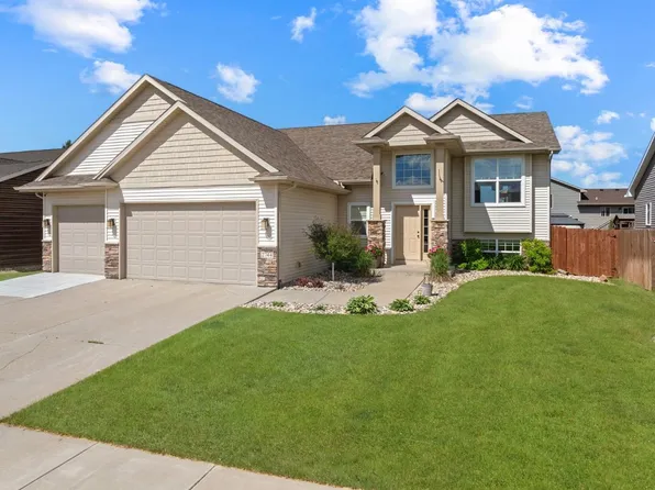 2744 Heritage Dr, Minot, ND 58703