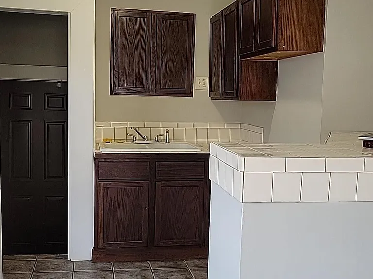 614 N Chester Ave — Photo 6