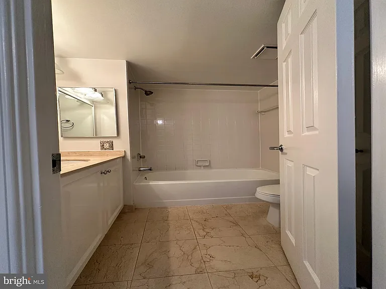 10101 Grosvenor Pl #507 — Photo 12