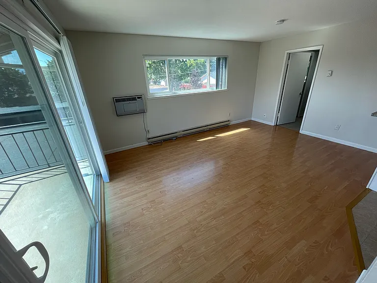 Redwood Apartments — Photo 8