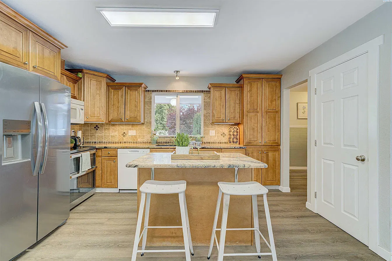 6 bed, 3094 sqft, $3,500 — Photo 3