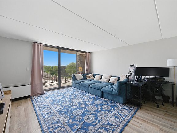 2nd image of 11 W Green St APT 608