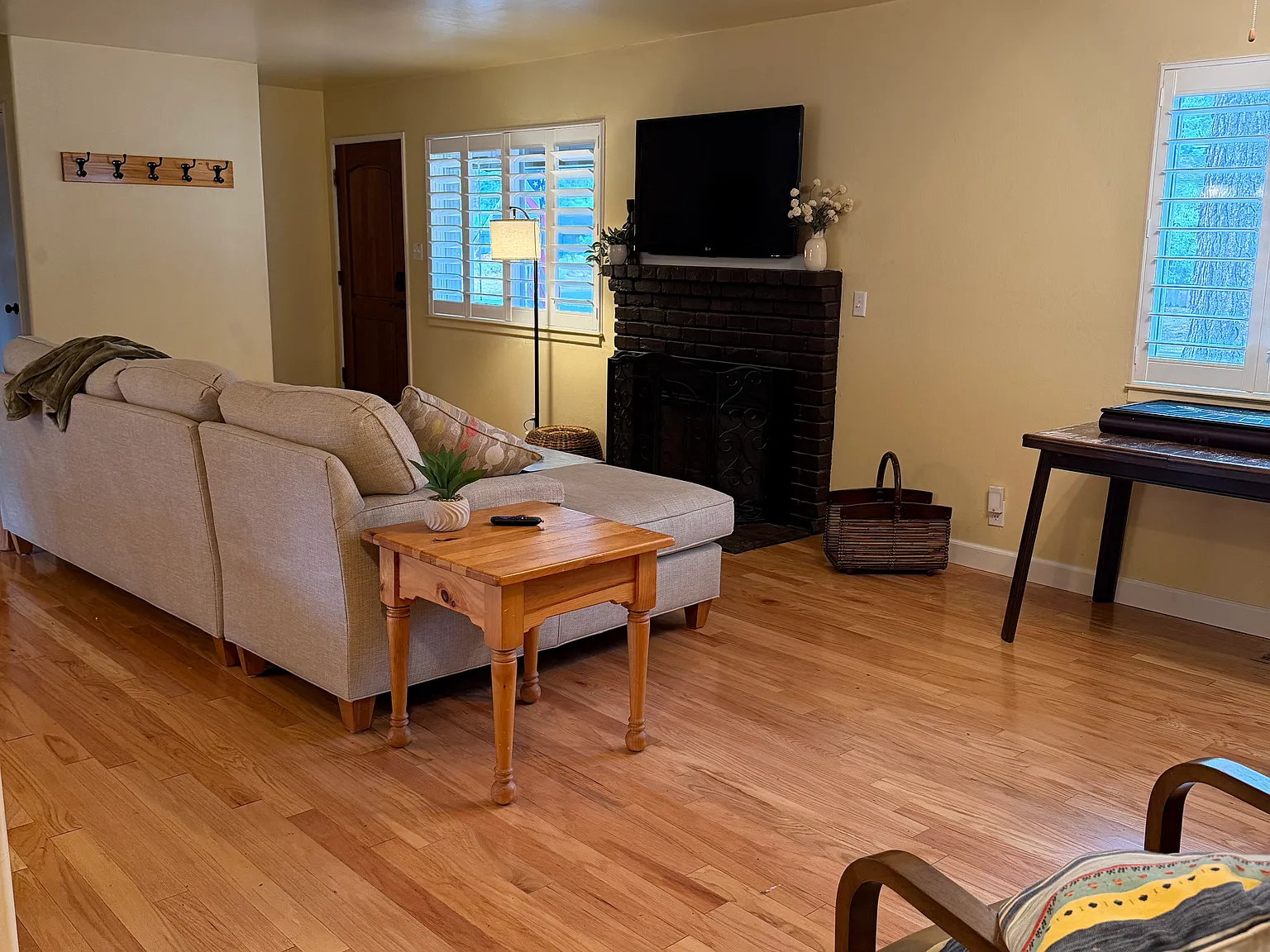 3 bed, 1064 sqft, $3,500 — Photo 2