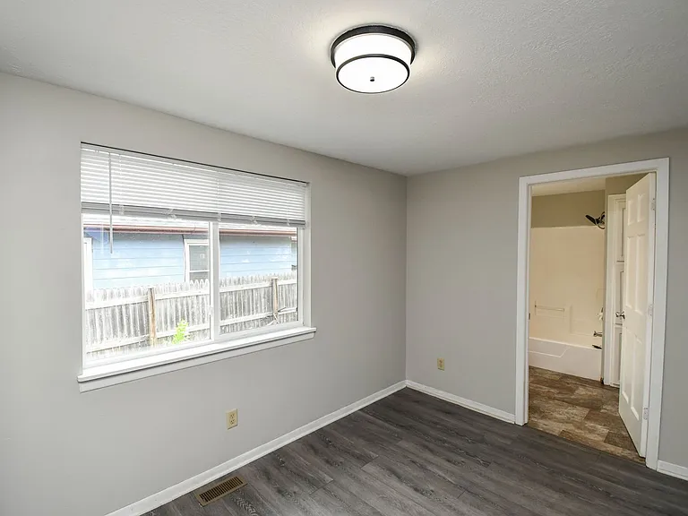 1115 N Duluth Ave — Photo 12