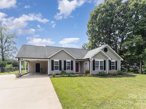 105 Chinaberry Ct, Gastonia, NC 28052
