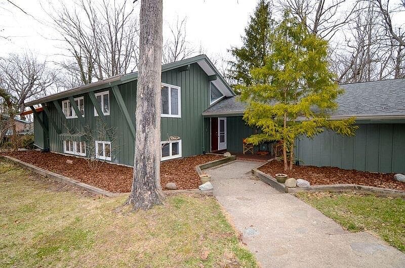 1st image of 210 Oakhill Dr