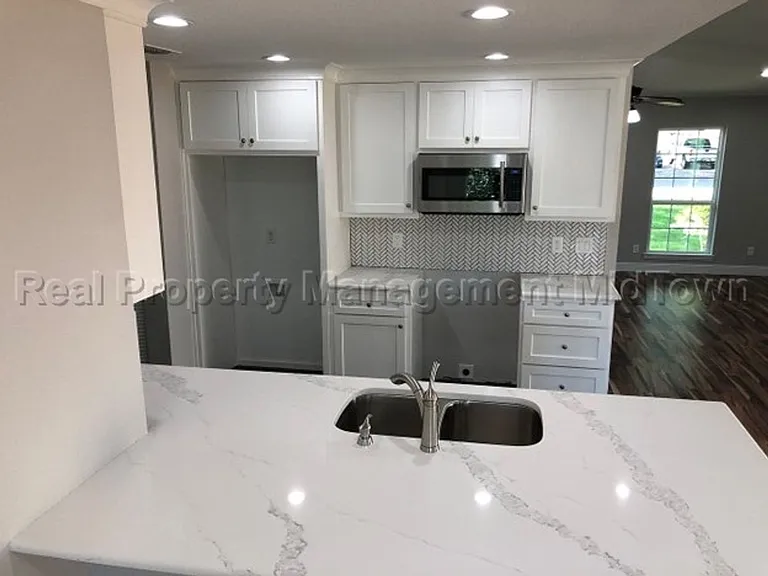 2325 Warwick Ave — Photo 15