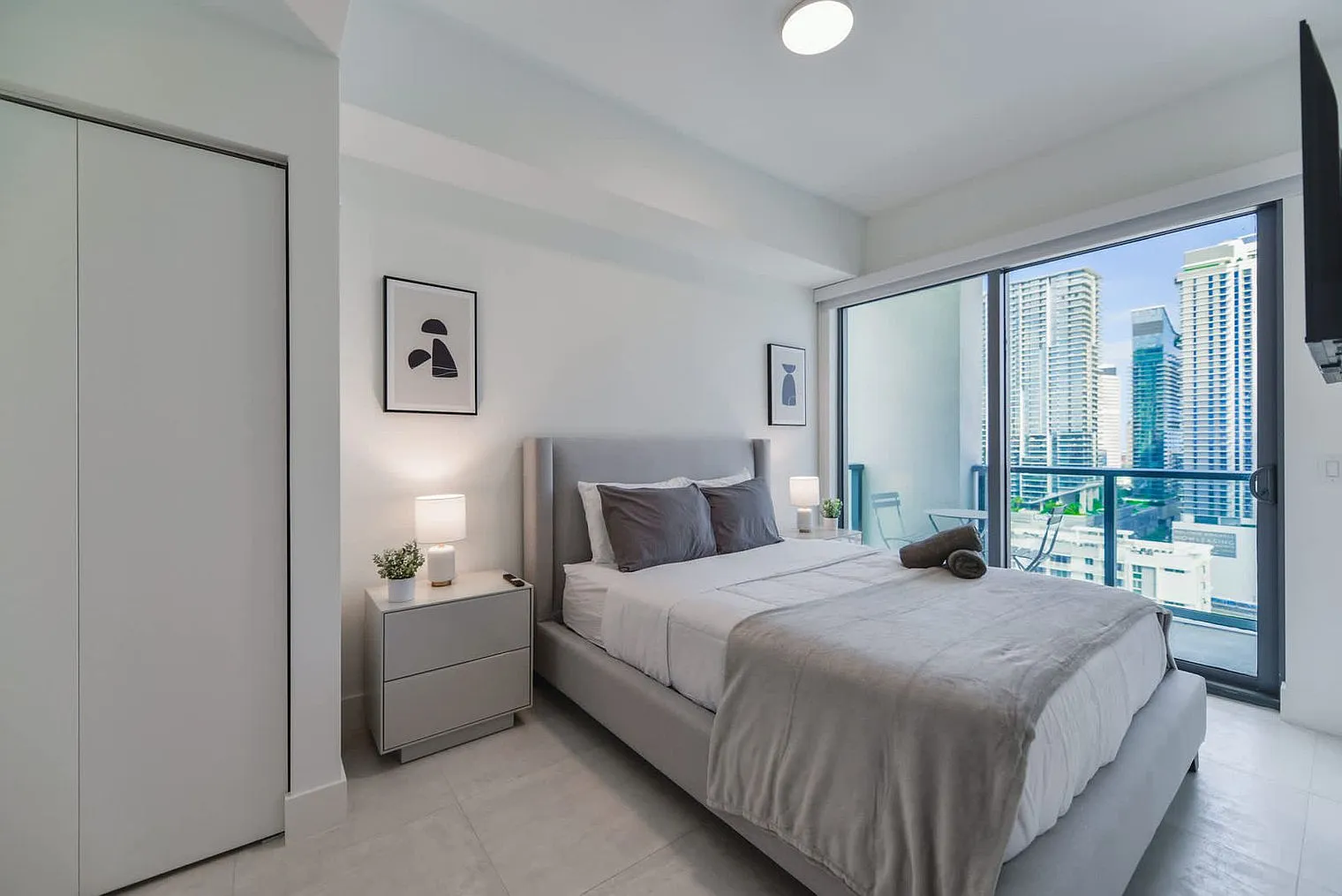 2 bed, 2.0 bath, 742 sqft, $5,032 — Photo 4