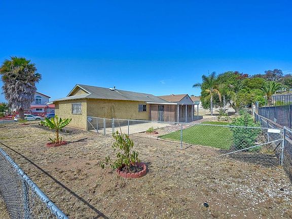 3rd image of 2890 Dahlia Ave