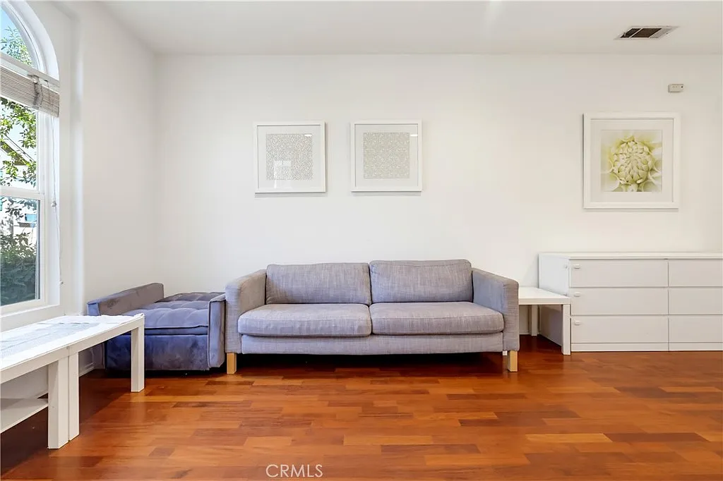2 bed, 2.5 bath, 1324 sqft, $3,850 — Photo 2
