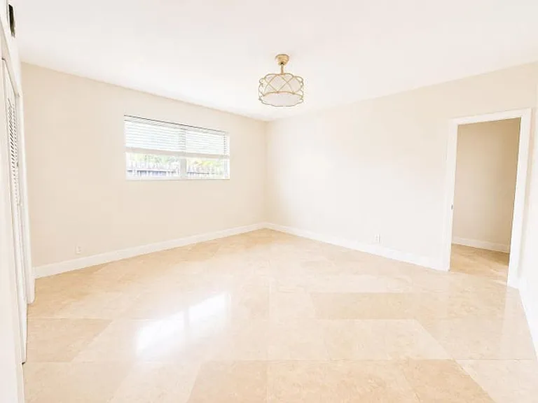 461 SW 54th Ave — Photo 9