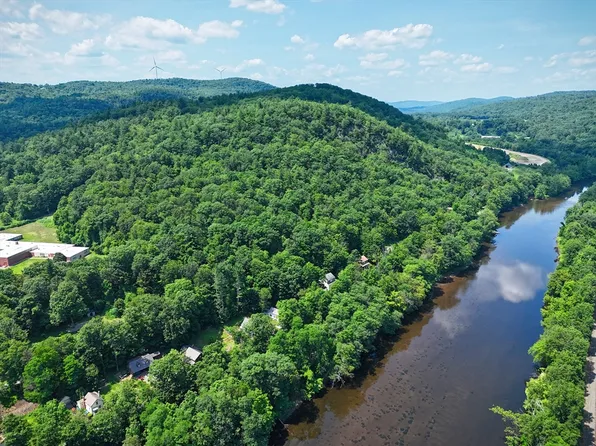 81 Pomeroy Ter, Russell, MA 01071