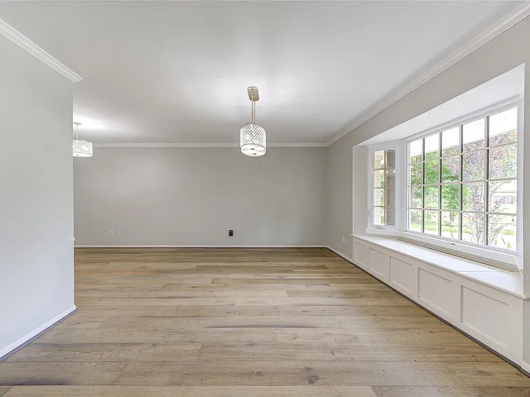 5019 Oak Forest Dr — Photo 3