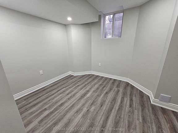 4th image of 180 Giddings Cres
