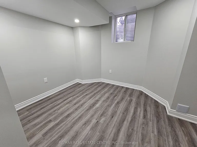 180 Giddings Cres #BASEMEN — Photo 4