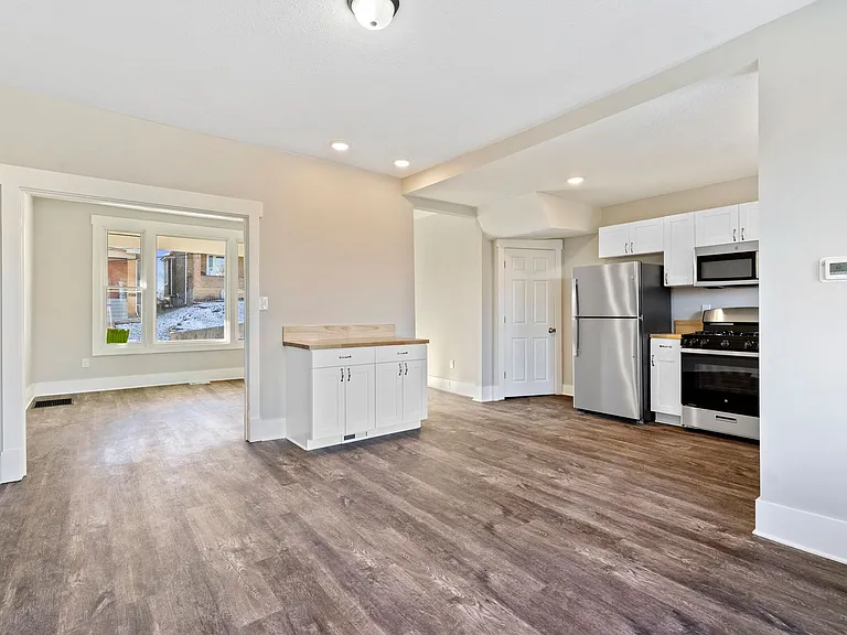329 Quincy Ave — Photo 10