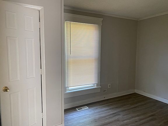 3rd image of 1620 Russell Ave