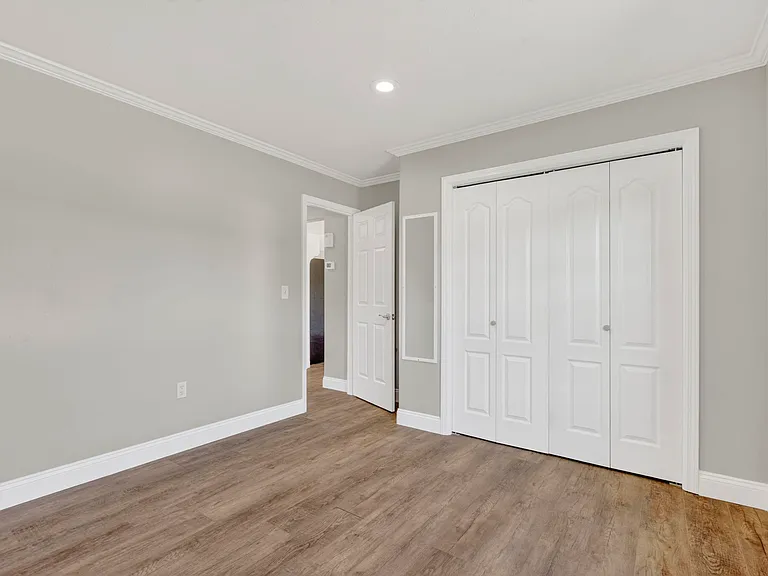 1909 S 18th Ave — Photo 12
