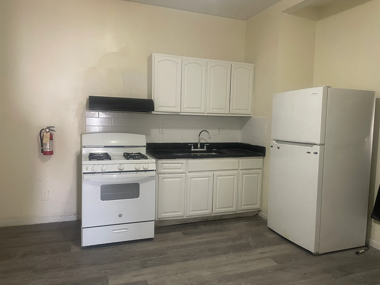 3 bed, $2,100 — Photo 2
