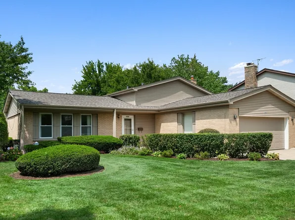 1828 E Peachtree Dr, Arlington Heights, IL 60004