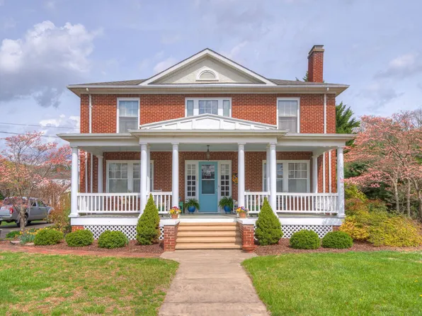 606 Snidow St, Pembroke, VA 24136