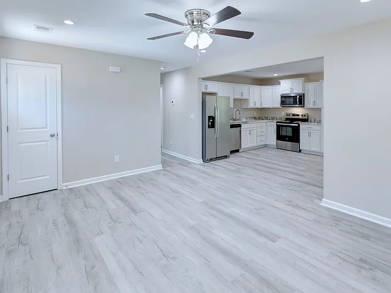 207 Woodlawn St — Photo 12