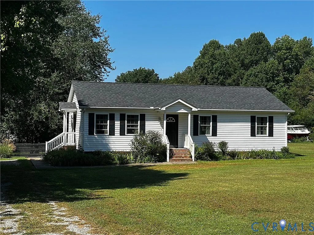 3 bed, 1.5 bath, 1260 sqft, $1,300 — Photo 1